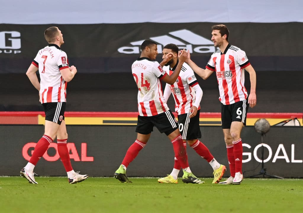 Sheffield United se mantiene en la justa al derrotar 2-1 al Plymouth Argyle.