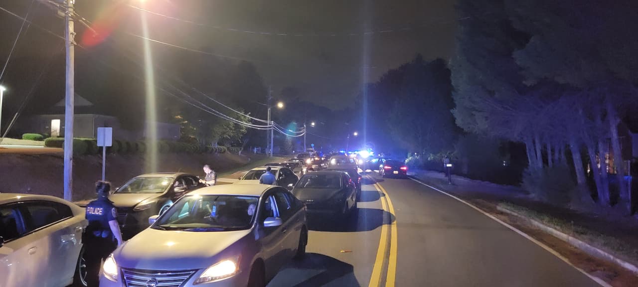 Aproximadamente 68 adultos fueron arrestados y transportados al Centro de Detención de Gwinnett con la ayuda de la Oficina del Sheriff del Condado de Gwinnett utilizando un autobús de transporte grande y dos vehículos de transporte estilo furgoneta más pequeños.