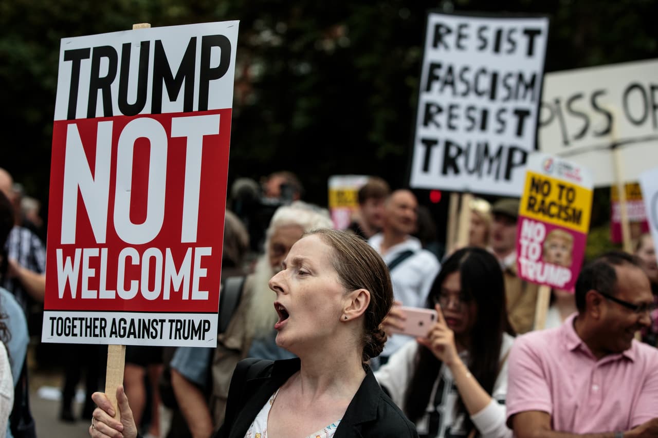 El mensaje de una de las manifestantes para el presidente de EEUU: 
<b>"Trump no eres bienvenido"</b>. En otra pancarta se lee: "Resistan el fascismo, resistan a Trump".