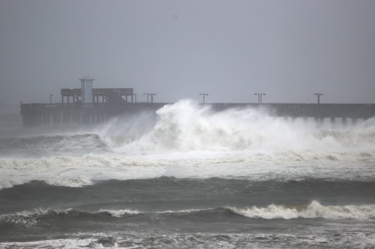 Desde este martes hubo fuerte oleaje golpeando la costa de Alabama. Se ordenó un toque de queda en la ciudad costera de Gulf Shores, en el mismo estado.