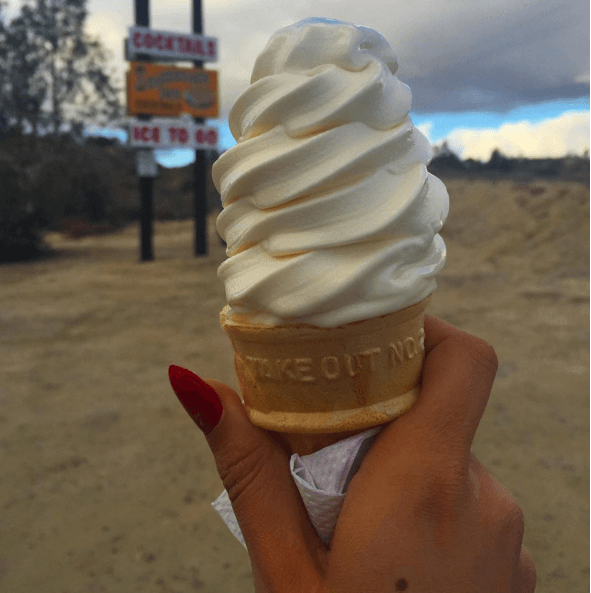 Aunque de vez en cuando se toma un pecadito, como este helado que presumió en sus redes sociales.