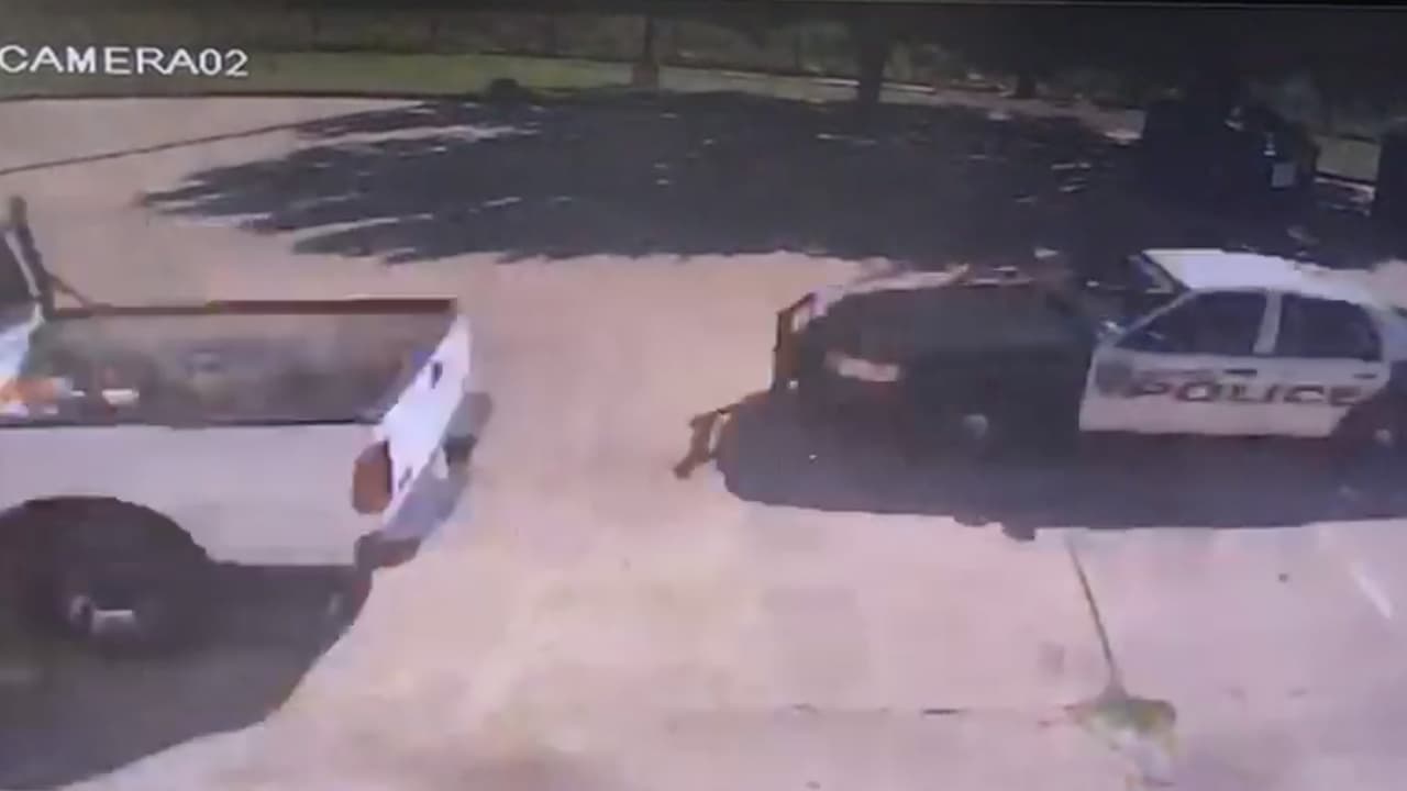 Cámaras de vigilancia de negocios aledaños al lugar de los hechos captan cuando la camioneta sale del estacionamiento.