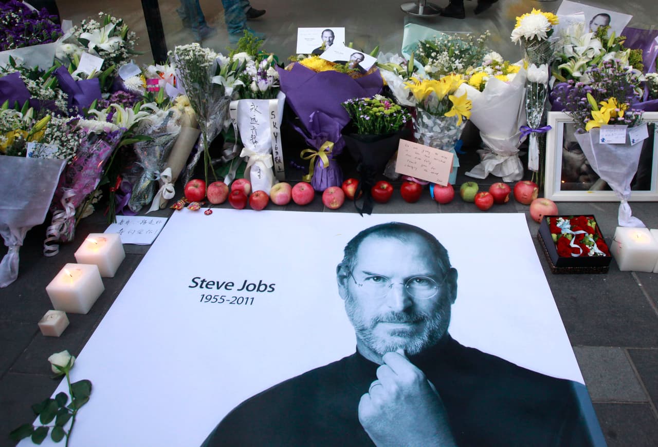 Cuatro años después, en octubre de 2011, aún gozando de plena gloria de su invento, 
<b>Steve Jobs falleció después de batallar contra un cáncer de páncreas. </b>