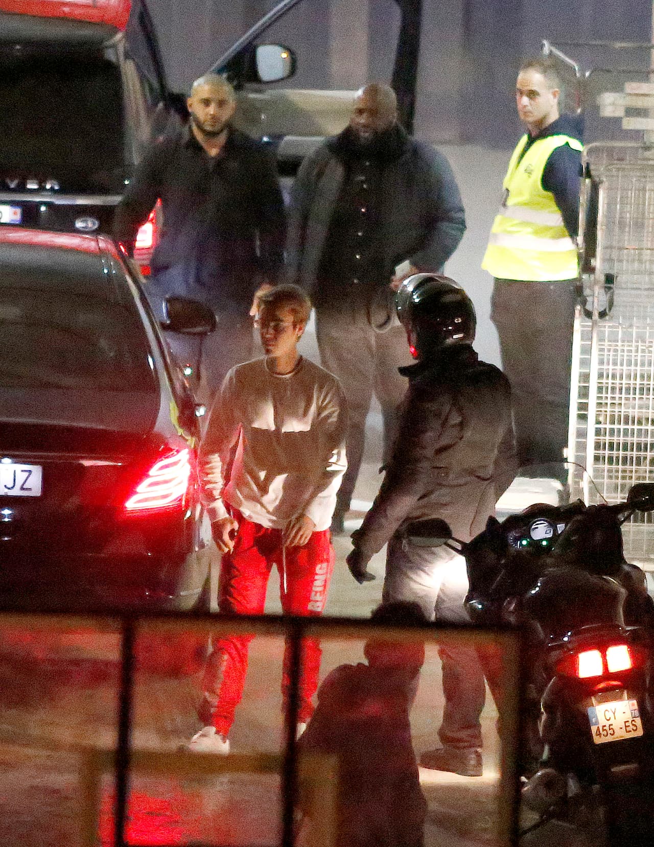 Mientras tanto, el joven quedó con el labio sangrante.