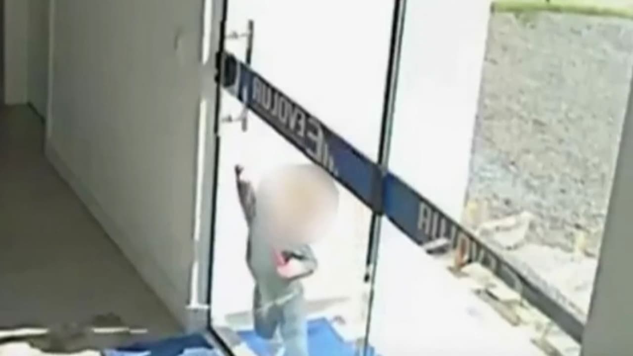 Captan a bebé de un año que salió de una guardería en Brasil y caminó solo por la calle para buscar a su madre