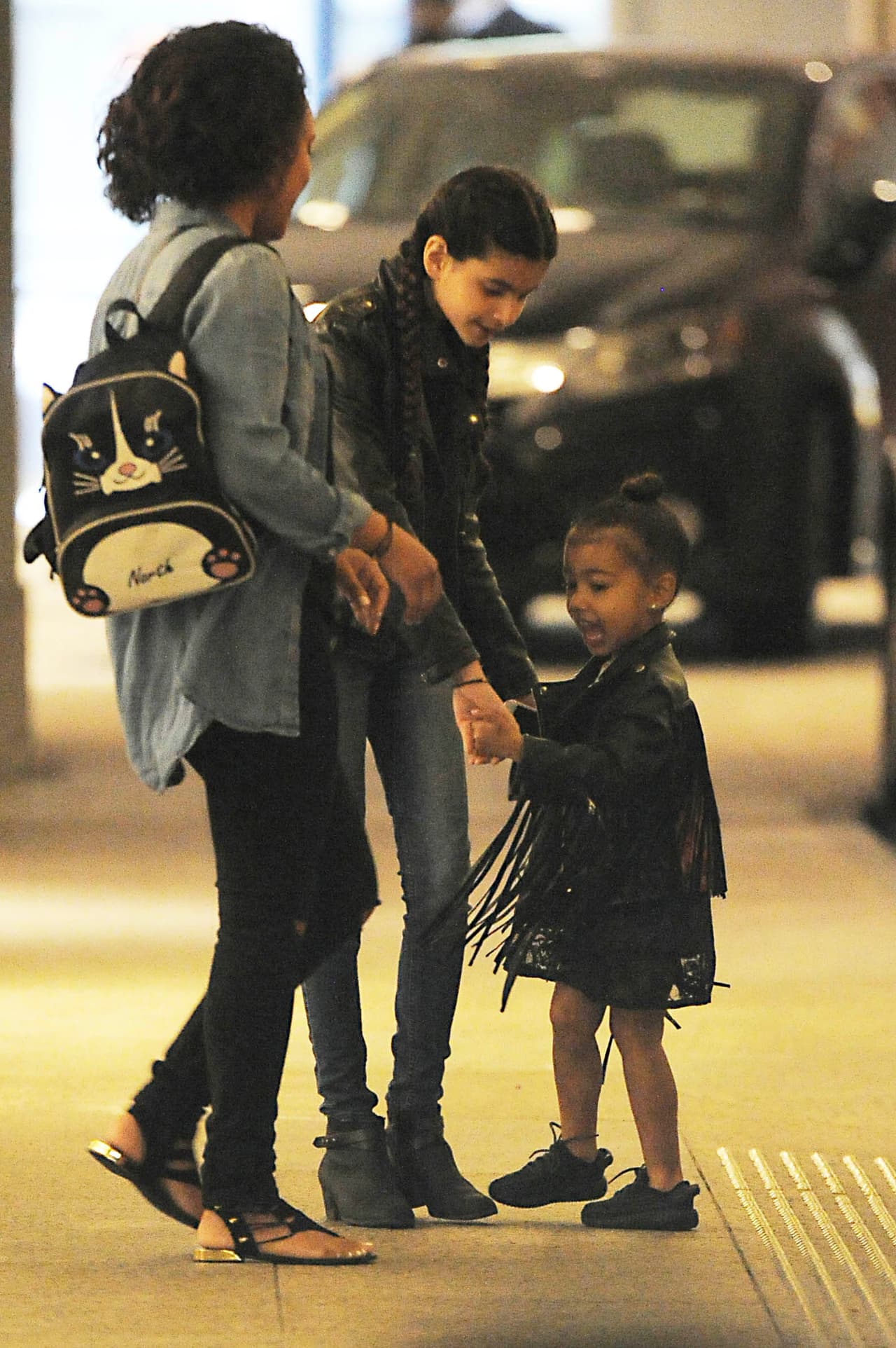 Más tarde el humor de North mejoró y estuvo jugando con su nana y amiga.