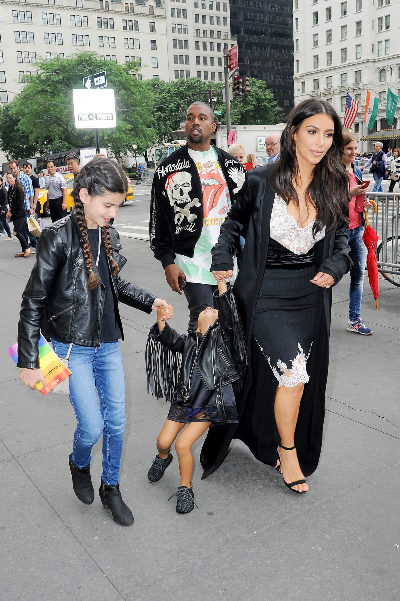 Kim no se estresó ante el comportamiento de su nena, Kanye tampoco le prestó mucha atención.