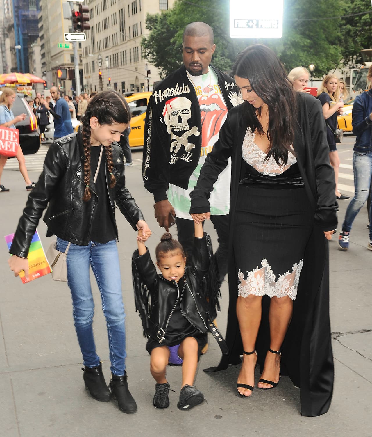 Al preguntarle por su vestido favorito, dijo que era uno de color púrpura.