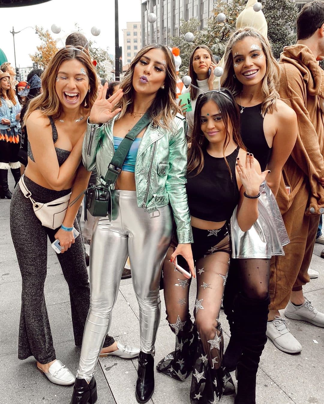 Junto con un grupo de amigas, adoptó el tema del espacio para pasarla en grande en una fiesta de Halloween.