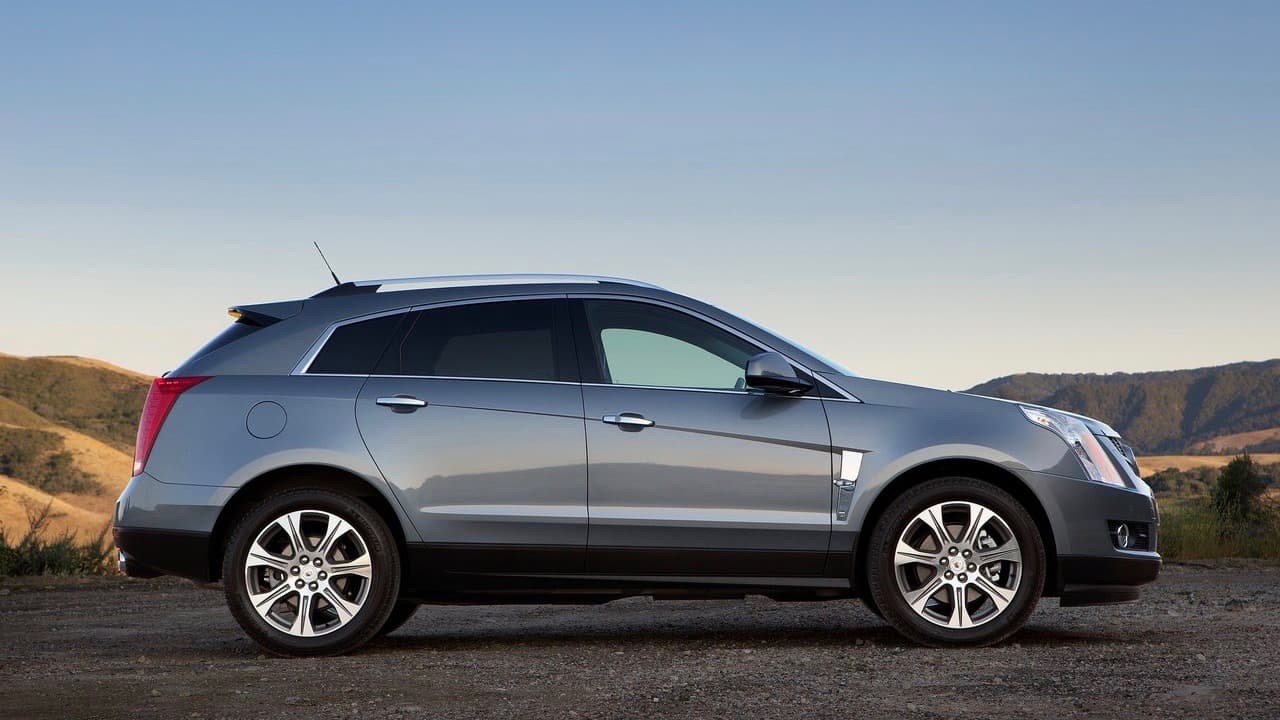 <h3 class="cms-h3-H3">5. Cadillac SRX</h3>
<br>
<br>Este es otro de los modelos cuyo inventario de unidades 'frias' lo colocó en una lista correspondiente a un año en cuyo mercado no participó. La crossover Cadillac SRX fue sustituida al final de 2016 por la crossover XT5. Aún así la SRX logró colarse en 
<b>156</b> hogares estadounidenses. No por estar en esta lista vayan a pensar que la trayectoria de la SRX estuvo plagada por ventas bajas, por el contrario, la crossover de Cadillac fue el vehículo más vendido de Cadillac hasta su desaparición oficial al final de 2016.