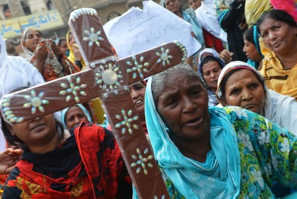 Pakistán amaneció conmocionado por la peor matanza cometida por los talibanes contra la comunidad cristiana, que costó la vida a más de ochenta personas y pone en jaque la estrategia de diálogo del Gobierno con los radicales. El último recuento ha elevado a 82 el número de fallecidos, que aún puede subir dado el estado crítico de varios de los más de 140 heridos ingresados en hospitales de la localidad noroccidental de Pesháwar, en una de cuyas iglesias se produjo la masacre. "No teníamos palabras ante el horror que teníamos delante", explicó hoy a Efe el director de la Liga Interconfesional de Pakistán (APIL), el cristiano Sayid Ishaq, quien visitó ayer junto a diversas autoridades regionales a las víctimas hospitalizadas. "No es solo un atentado contra nuestra minoría, sino también contra la humanidad de este país", dijo Ishaq, quien calificó la situación tras el ataque "como la peor sufrida hasta ahora por los cristianos paquistaníes".