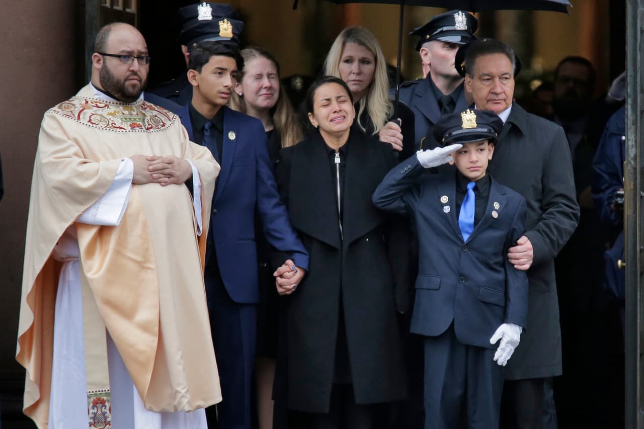 <b>Hailey Seals, hija de un detective asesinado en un ataque antisemita. </b>Joseph Seals falleció el 10 de diciembre, fue una de las cinco víctimas mortales de un ataque que las autoridades calificaron como un acto de terrorismo doméstico, en Jersey City, Nueva jersey. Hailey es su hija mayor y fue invitada por el representante demócrata Tom Malinowski.