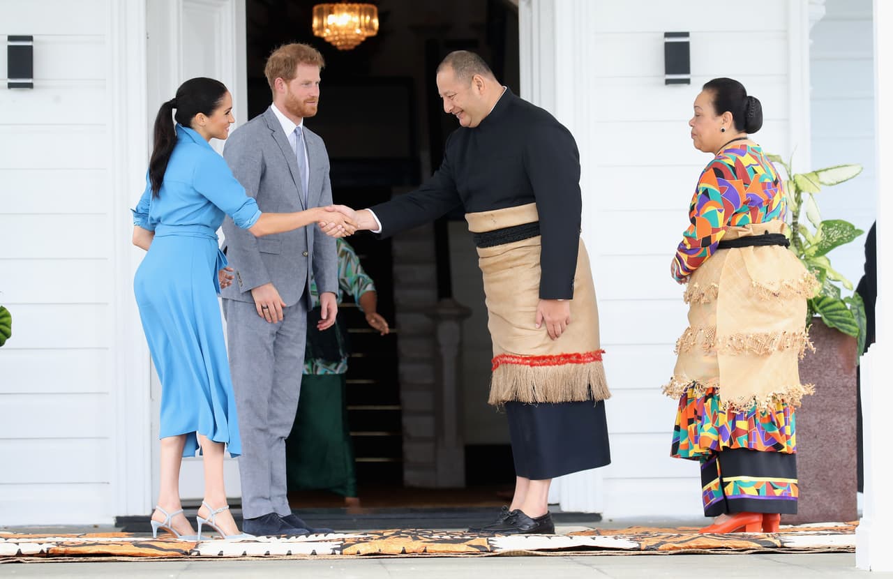 Antes de partir tras su parada de dos días en Tonga, Meghan y Harry se despidieron del rey Tupou VI y la reina Nanasipau'u.