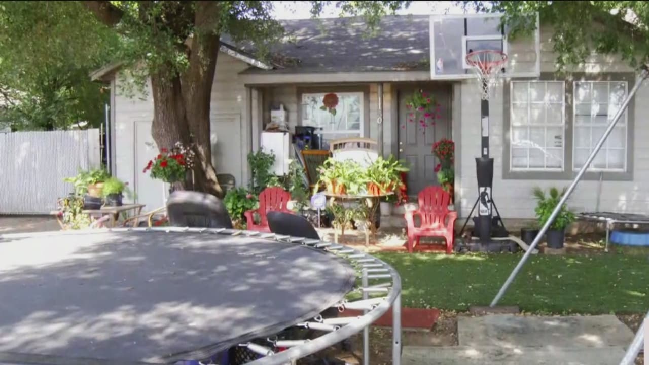 Niño de 6 años era atado de manos y encerrado por las noches en un cobertizo en Dallas