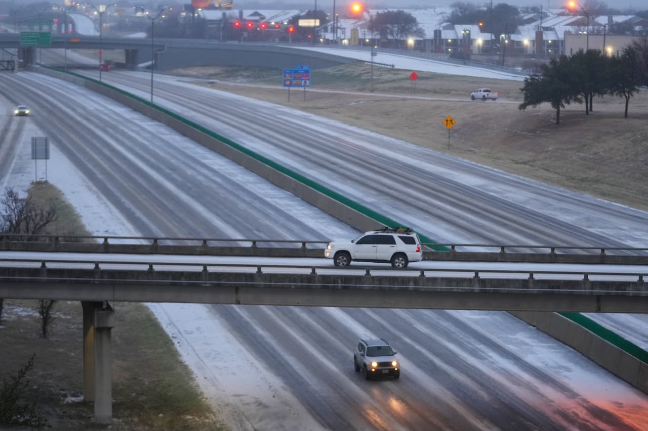 Si sientes que el auto patina o pierde tracción 
<ul>
 <li data-start="1806" data-end="1957"> <b>No frenes bruscamente:</b> Suelta el acelerador suavemente y permite que el vehículo desacelere gradualmente. </li>
 <li data-start="1958" data-end="2140"> <b>Mantén el volante estable:</b> Si el auto empieza a deslizarse, gira suavemente hacia la dirección del deslizamiento hasta recuperar tracción. </li>
</ul>
