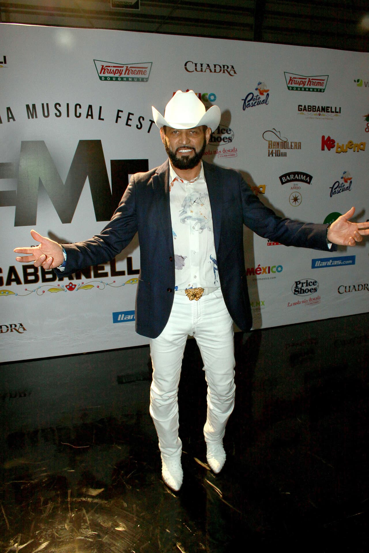 Para después en 1995, lanzarse como solista y convertirse en el ‘Poeta del amor’ del regional mexicano.