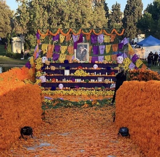 "¡Porque tu recuerdo la hace inmortal! Etiqueta a Jenni en tus historias con su altar, cantando sus canciones o platicando cómo la recuerdas. En estas tradiciones mexicanas mantén vivo el recuerdo de 'La Diva de la Banda', Jenni Rivera", se lee.