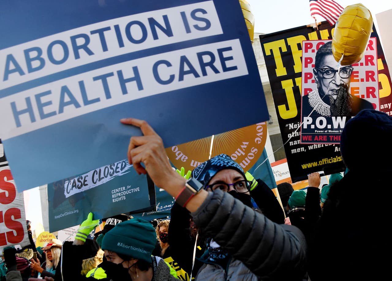 <b>“El aborto es cuidado de salud”</b>, dice este cartel. 
<br>
<br>Hace un mes, los jueces también escucharon argumentos sobre una ley antiaborto de Texas, que logró eludir las decisiones de Roe vs. Wade y Planned Parenthood vs. Casey, y prohibir los abortos después las seis semanas de embarazo.
<br>