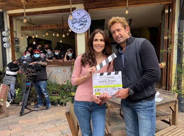 En 'Allá te espero' también actuará junto a Gabriel Soto, con quien coincide en un proyecto por primera vez. El elenco comenzó las grabaciones el 8 de octubre.