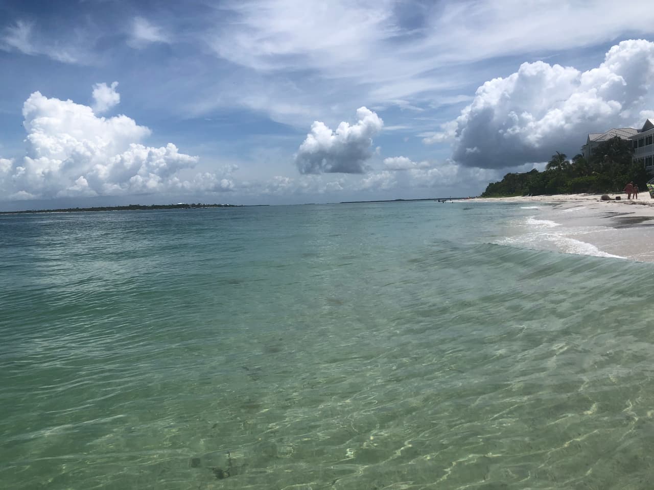 Captiva: queda en el condado Lee, hay muchas casas a la orilla de la playa y puede realizar actividades como pesca y buceo.