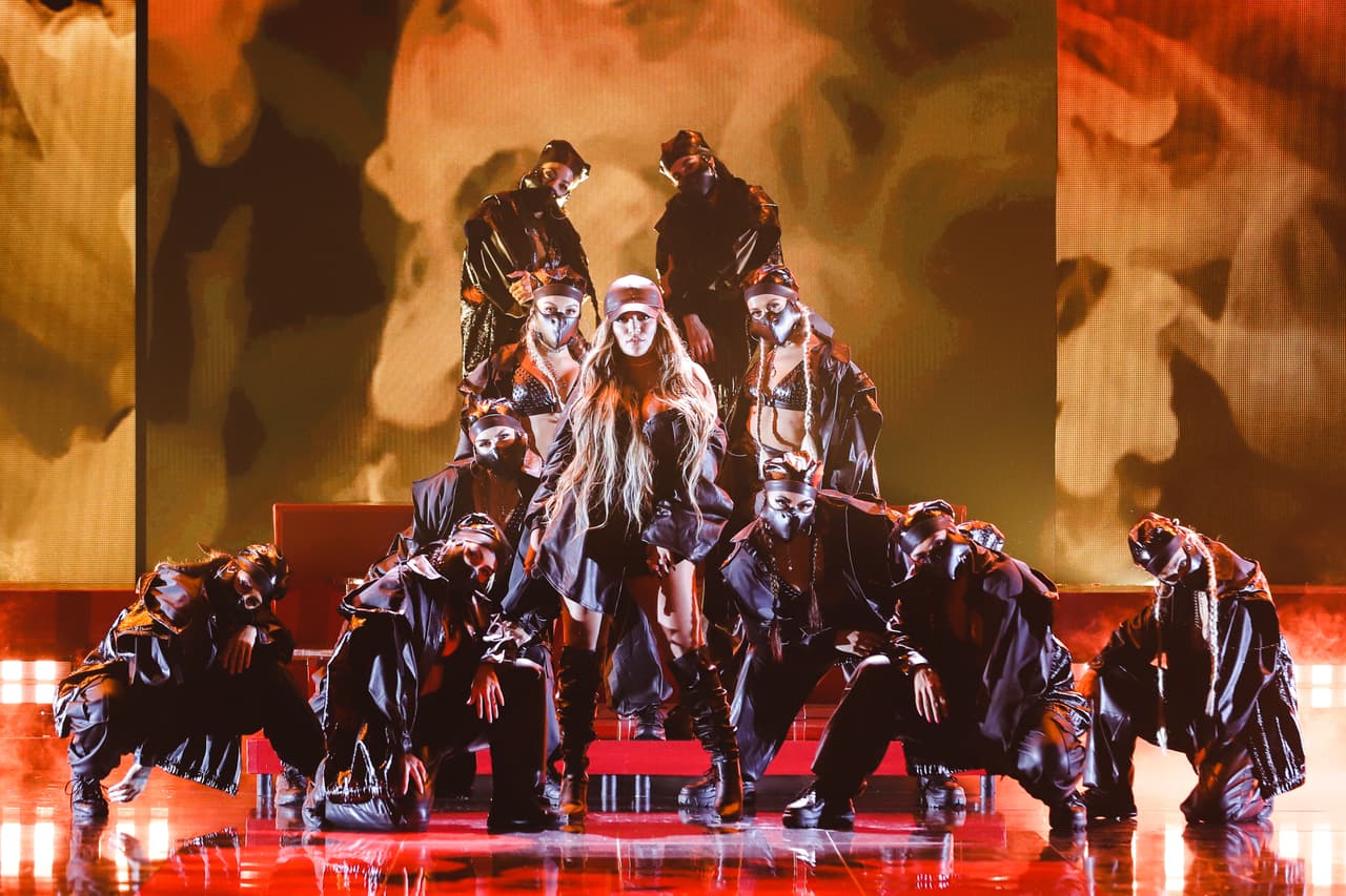 La entrega todavía tenía más sorpresas para los fans de la pareja, aunque por separado. La colombiana fue la primera en poner a bailar a sus seguidores, lo hizo al subir al escenario para interpretar el tema 
<a href="https://www.univision.com/shows/premios-juventud/con-un-sorpresivo-giro-karol-g-interpreta-por-primera-vez-en-vivo-ay-dios-mio-video" target="_blank">'Ay Dios mío'</a>.