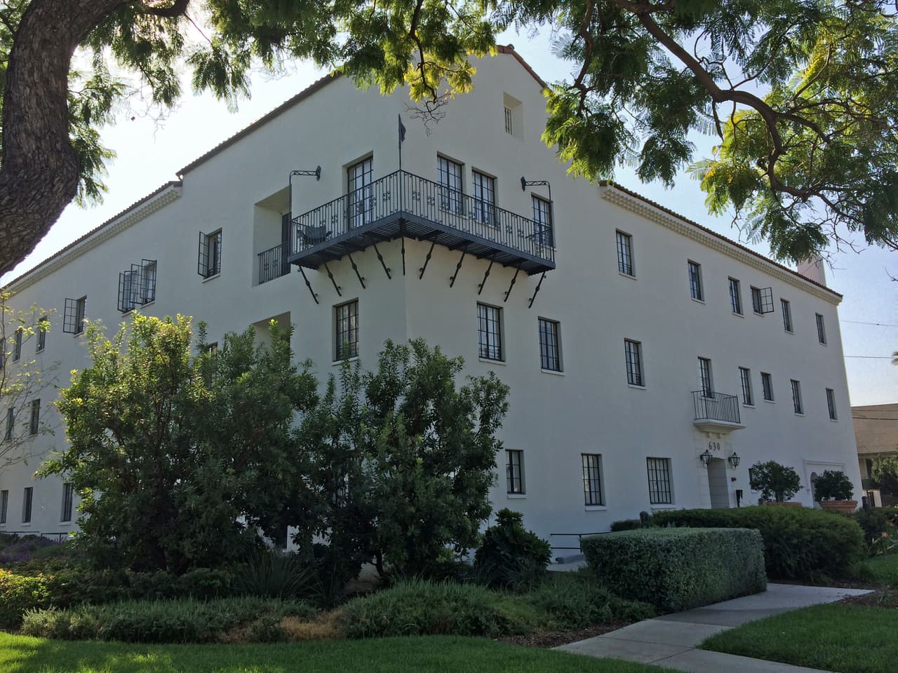 Mientras las investigadoras cruzaban el túnel que conectaba al hospital con la sala psiquiátrica, Becerra contó que una de ellas fue agarrada por el cuello y lanzada contra la pared. Pasado el susto se dieron cuenta de que no había otro ser humano dentro del túnel, explicó el autor.
