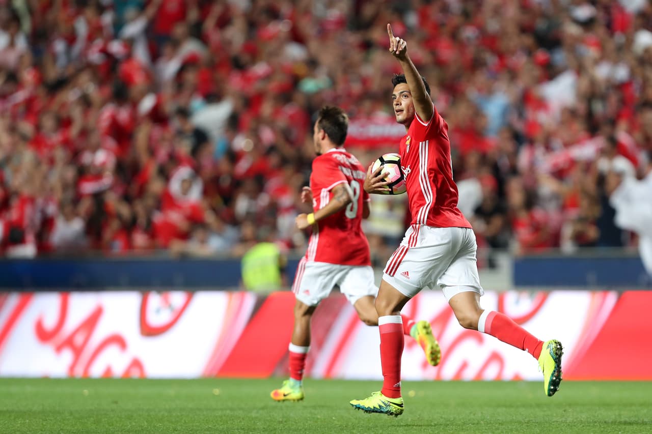 Raúl Jiménez colaboró con un gol en el triunfo de Benfica sobre Marítimo
