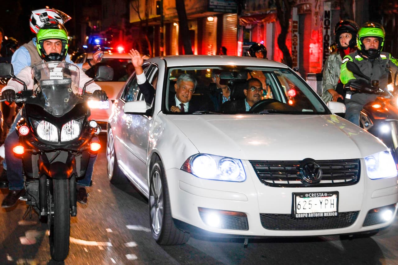 Una de las primeras imágenes de AMLO tras conocer los resultados.