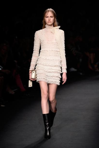 La colección dejo ver el romanticismo y feminidad con vestidos con holanes y pliegues.