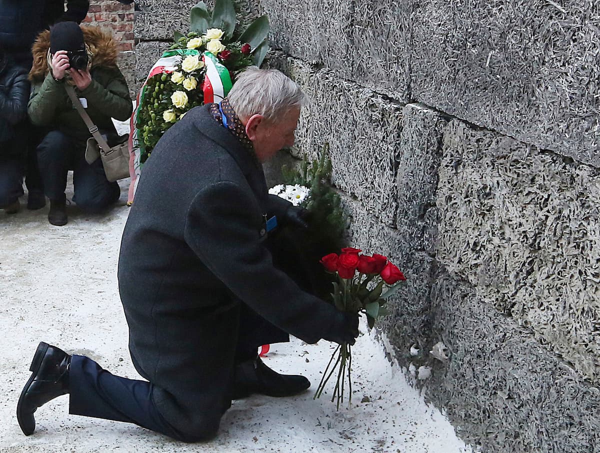 Este hombre coloca una flor en conmemoración de los miles de judíos y otras minorías ejecutados por el régimen nazi en el campo de exterminio de Auschwitz, Polonia.
