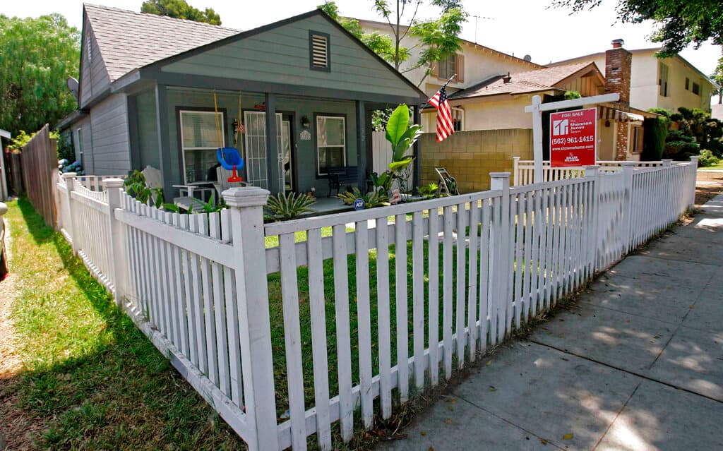 <b>Buscar un profesional de bienes raíces: </b>Ahora sí “puedes salir a buscar la casa de tus sueños. Saber hacer la tarea es también buscar exactamente el área, porque hay muchas personas que cometen el error y se van 20 o 30 millas afuera de su lugar de trabajo y después pasan mucho más tiempo en la autopista, entonces mejor buscar en el área exacta donde quieres tener tu casita”, dijo Guamán.