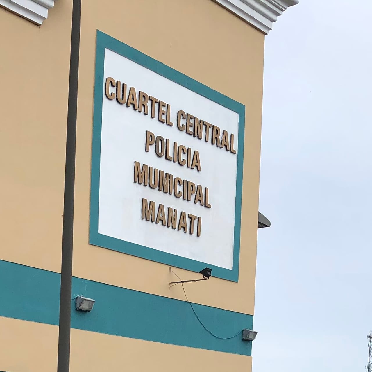 Cierran cuartel principal de la Policía Municipal de Manatí tras oficial arrojar positivo en coronavirus