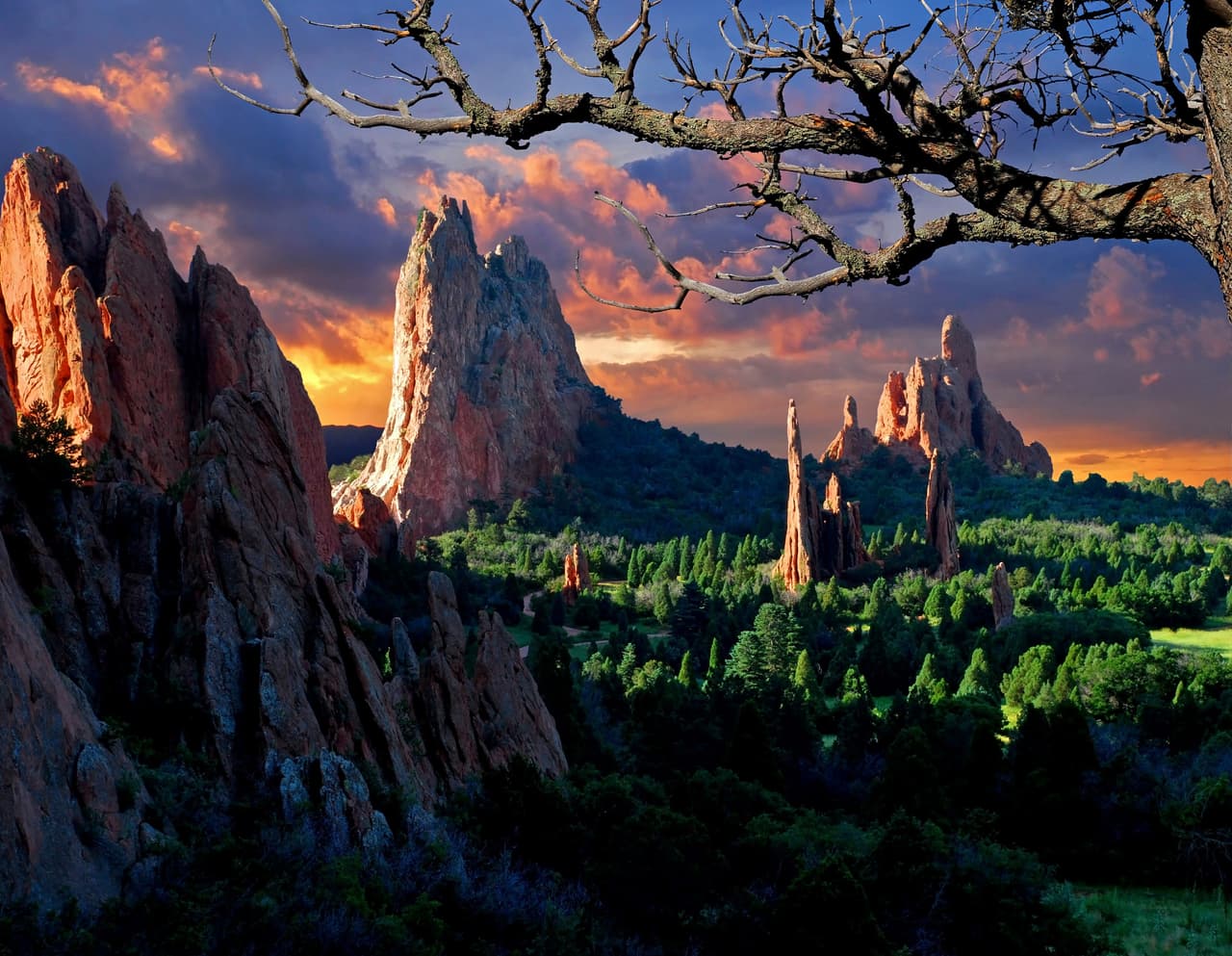 <b>Puesto 9. Garden of the Gods. Colorado Springs, Colorado.</b>
<br>
<br>El Jardín de los Dioses es un magnífico hito famoso por sus enormes picos de formaciones de rocas rojizas. Fue designado en los años siguientes 70 como Hito Natural Nacional 
<i>(National Natural Landmarks).</i>