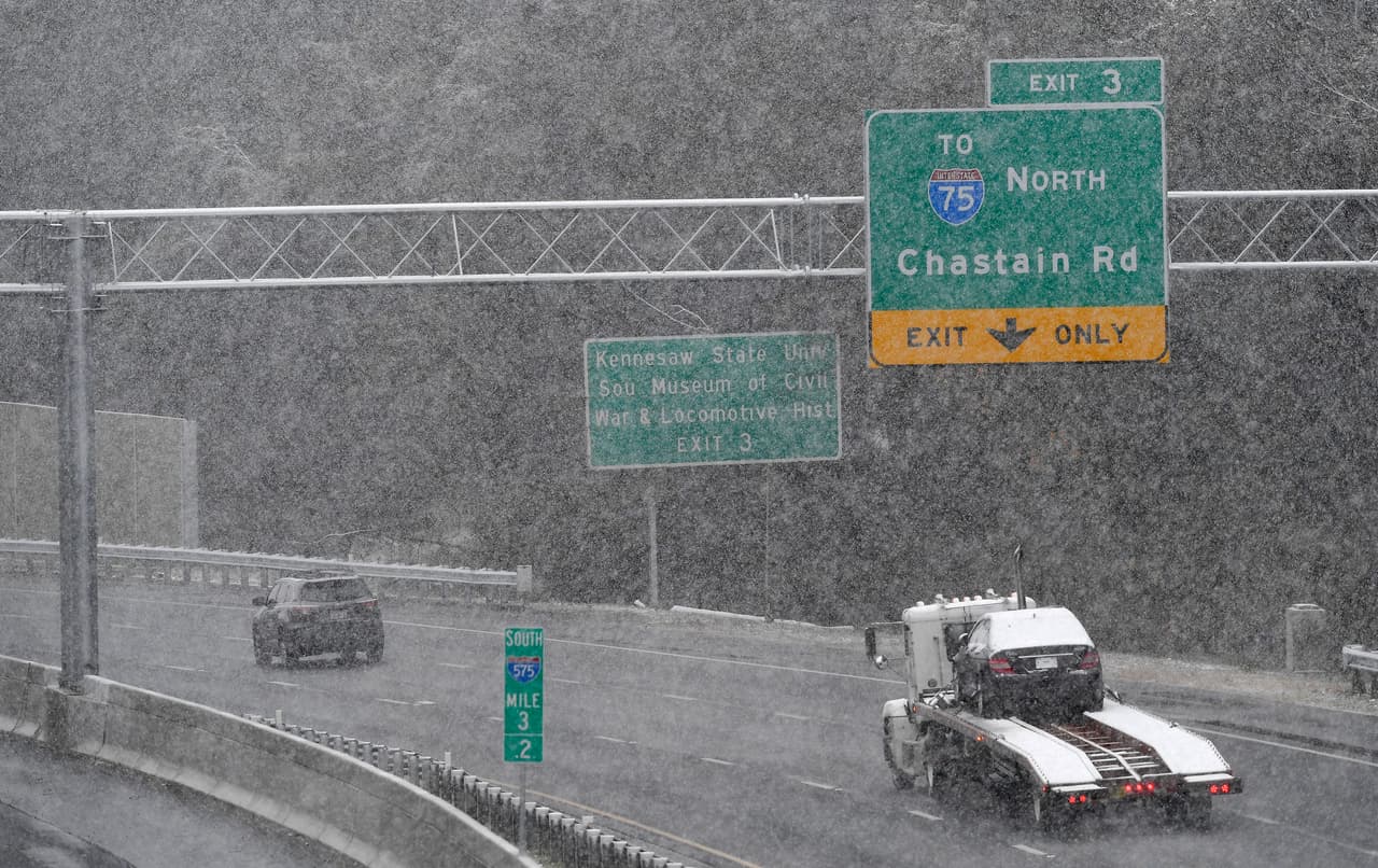 <b>Kennesaw, Georgia. </b>El tráfico hacia el sur en una carretera del estado de Georgia. El norte del área metropolitana de Atlanta tiene hasta el momento entre 5 y 12 pulgadas de nieve, en una franja que va desde los condados de Paulding y el noroeste de Cobb hasta Bartow.
<br>