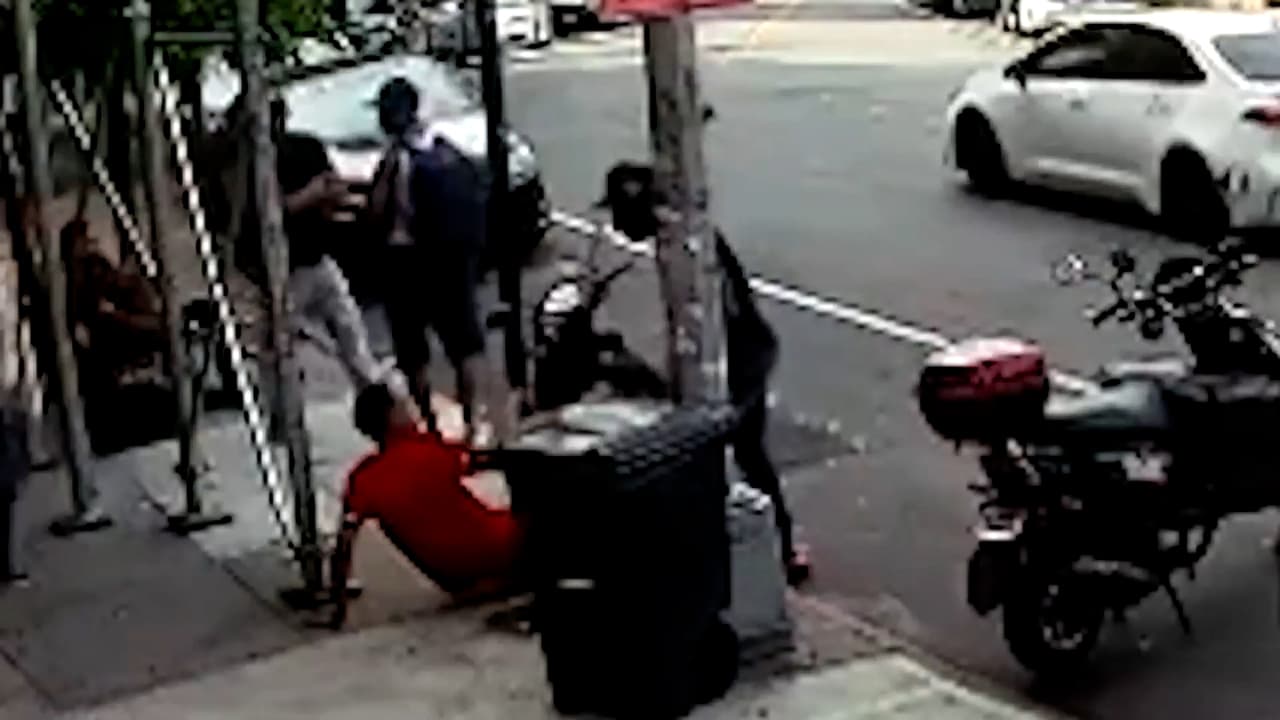 Ronald falleció el martes 2 de junio luego de ser apuñalado mientras presenciaba una riña originada por un caso de furia al volante en el Bronx.
<br>