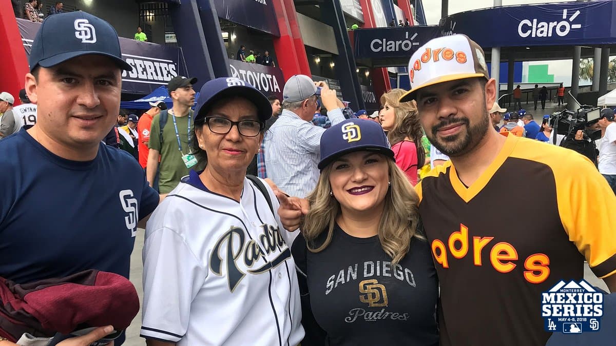Los aficionados de los San Diego Padres mostraron su amor por el equipo.