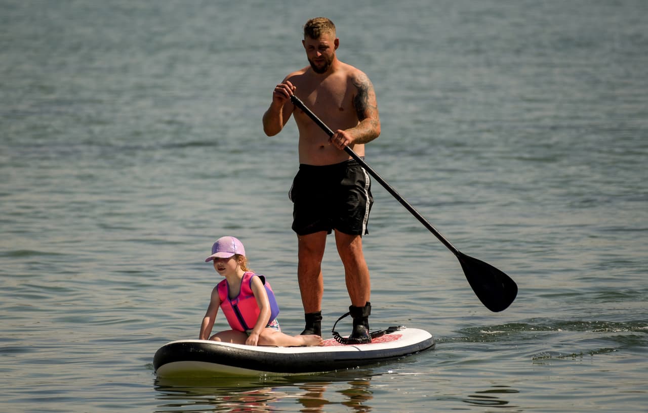 <b>En las personas, los síntomas de exposición a algas nocivas pueden incluir:</b>
<ul>
 <li style="box-sizing: border-box; margin-bottom: 10px;">Signos o síntomas dermatológicos como sarpullido, irritación, hinchazón o llagas</li>
 <li style="box-sizing: border-box; margin-bottom: 10px;">Signos o síntomas gastrointestinales</li>
 <li style="box-sizing: border-box; margin-bottom: 10px;">Signos o síntomas respiratorios</li>
 <li style="box-sizing: border-box; margin-bottom: 10px;">Fiebre</li>
 <li style="box-sizing: border-box; margin-bottom: 10px;">Dolor de cabeza</li>
 <li style="box-sizing: border-box; margin-bottom: 10px;">Signos o síntomas neurológicos</li>
 <li style="box-sizing: border-box; margin-bottom: 10px;">Síntomas del oído</li>
 <li style="box-sizing: border-box; margin-bottom: 10px;">Irritación de ojos</li>
</ul>