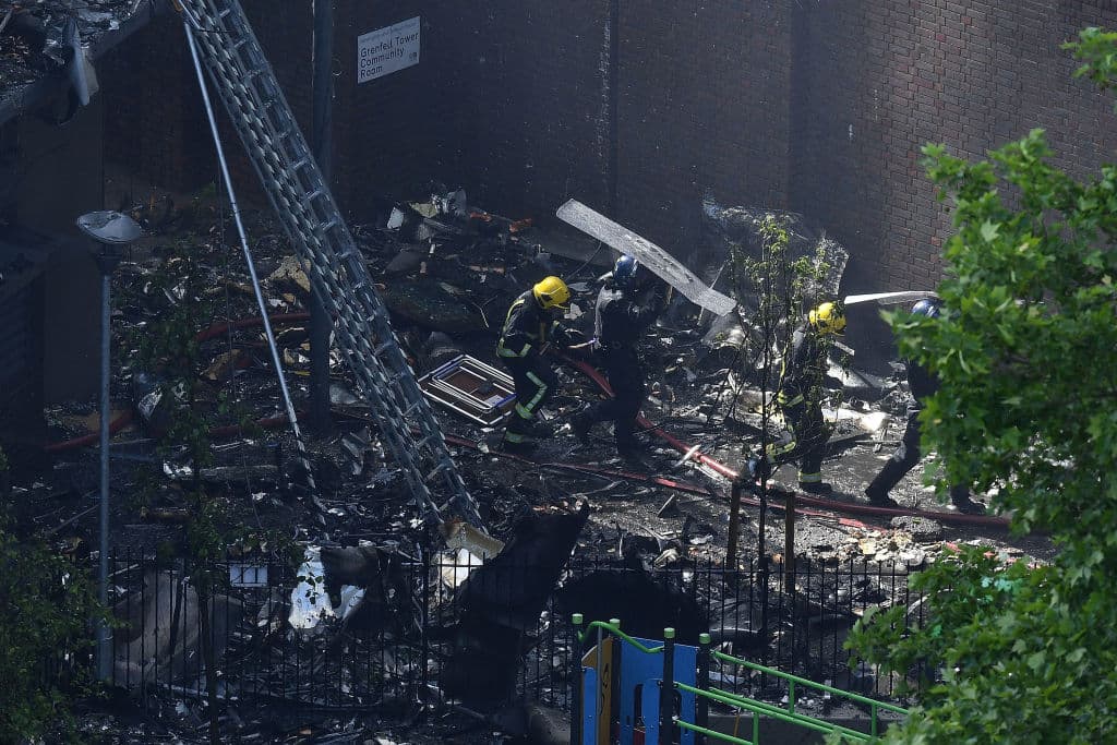 Varias piezas quemadas del edificio cayeron al suelo. En un principio había una alerta ante la posibilidad de que la estructura colapsara en su totalidad.