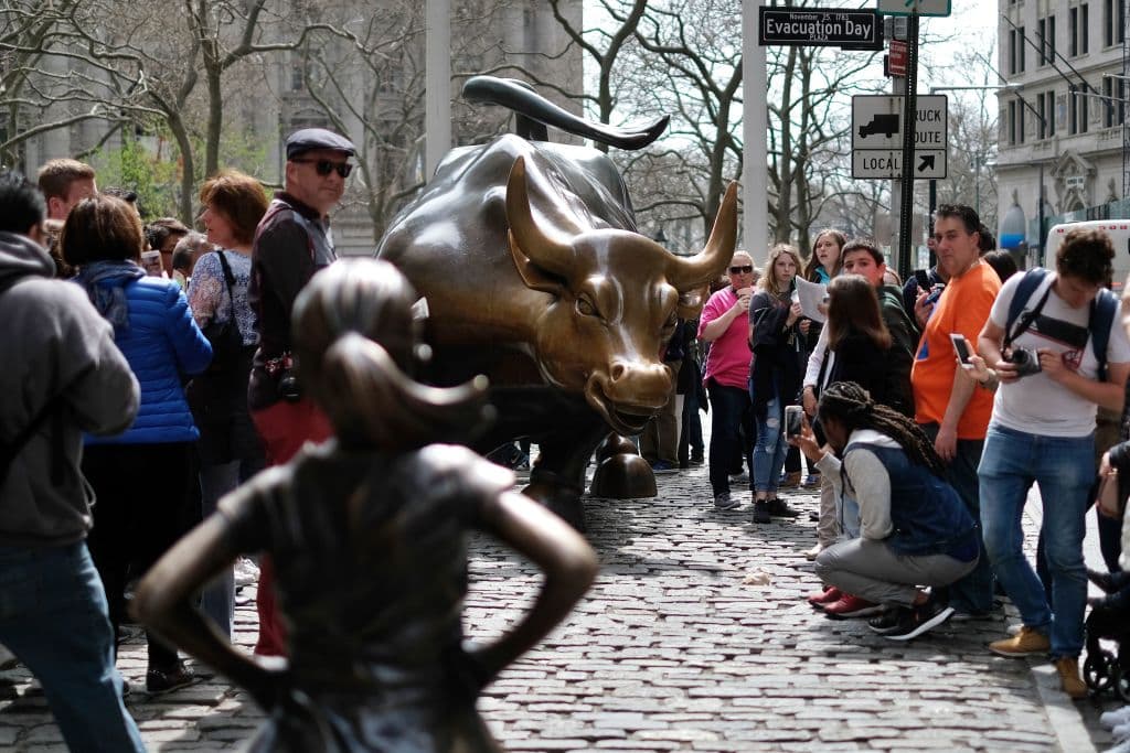 El escultor del toro de Wall Street le pide a Nueva York que mueva la escultura de la Niña sin miedo
