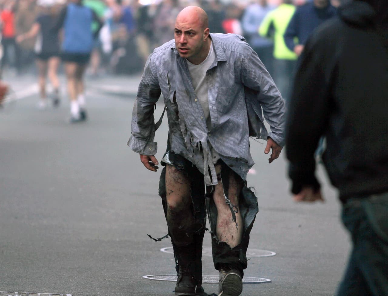 <b>Las explosiones del maratón de Boston: 15 de abril de 2013. </b>Terroristas detonaron dos bombas cerca de la línea de meta en el maratón de Boston de 2013, matando a tres personas e hiriendo a más de 250. Dos hermanos fueron identificados como sospechosos y en la dramática persecución de las autoridades resultaron muertos uno de los sospechosos y un policía, y otros 17 policías fueron heridos. Después de su arresto, el sospechoso restante dijo que estaban influenciados por las creencias islamistas extremistas.