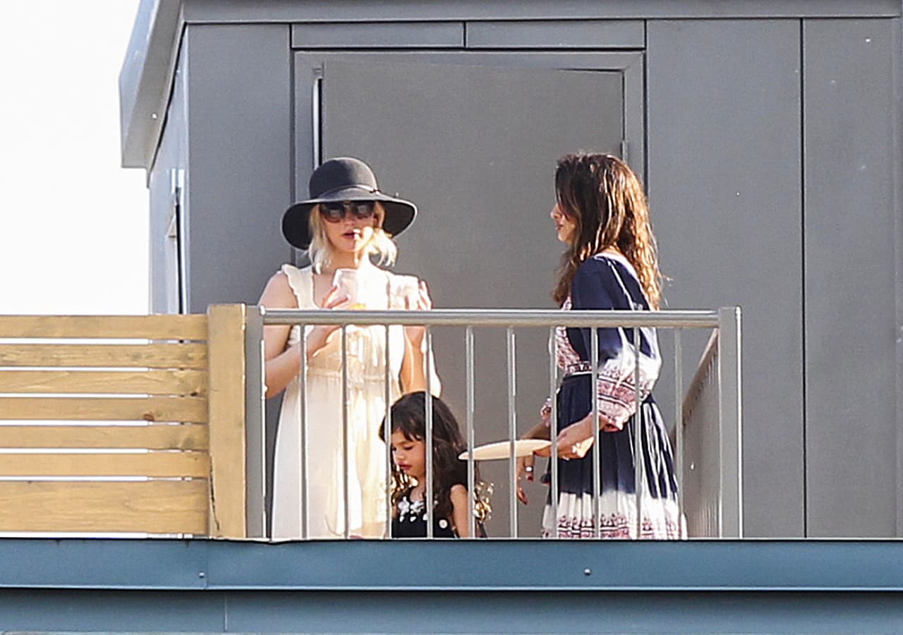 Jennifer y Penélope platicando en la terraza.