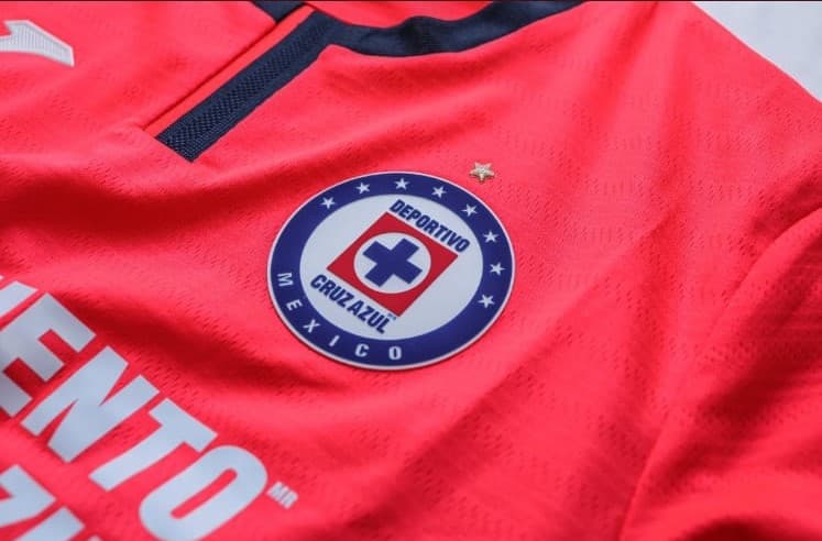Cruz Azul se lució con esta playera, pues hace un guiño a su campeonato colocando su estrella arriba del escudo.