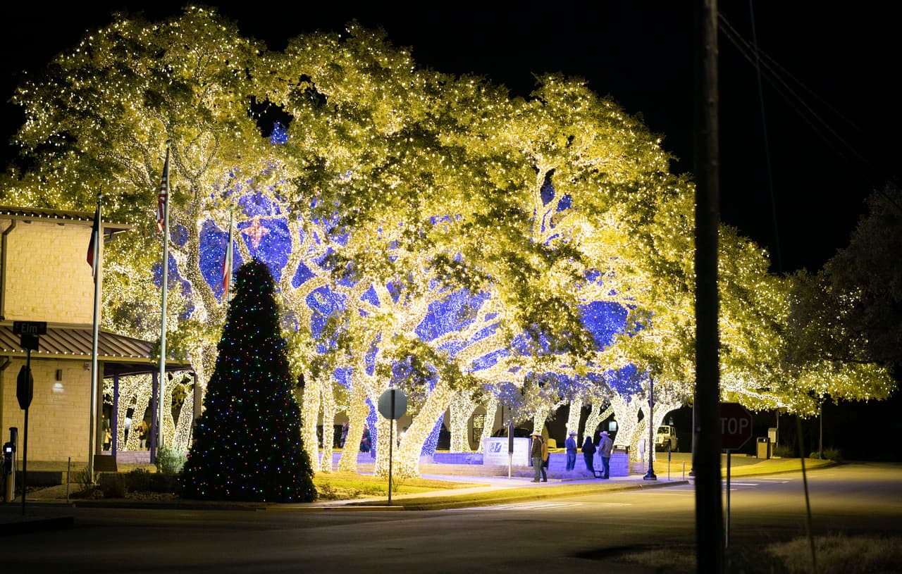 El espectáculo de luces se llevará a cabo en S Avenue F, Johnson City, TX 78636, Estados Unidos.