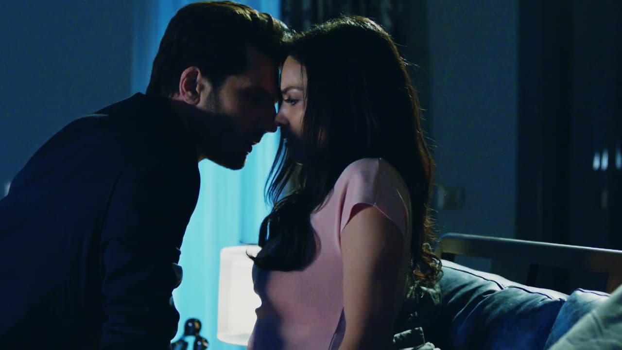 Aprovechando la ausencia de Ozan, Emir se acercó a Zeynep para seducirla, demostrándole todo el poder que aún tenía sobre ella.