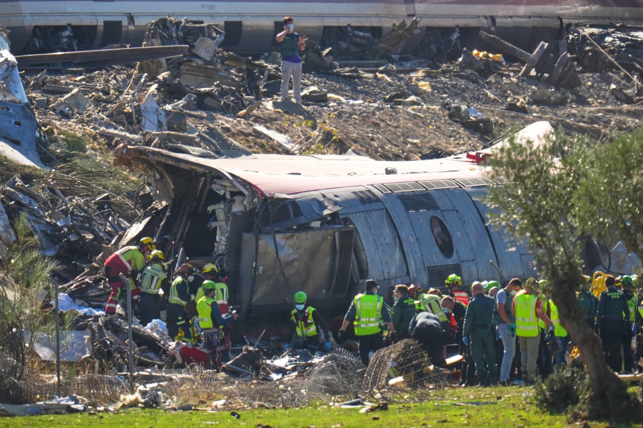 El accidente se produjo cuando un tren de alta velocidad chocó contra la parte trasera de otro tren que se había detenido en la vía, se estima que fallecieron 30 personas.