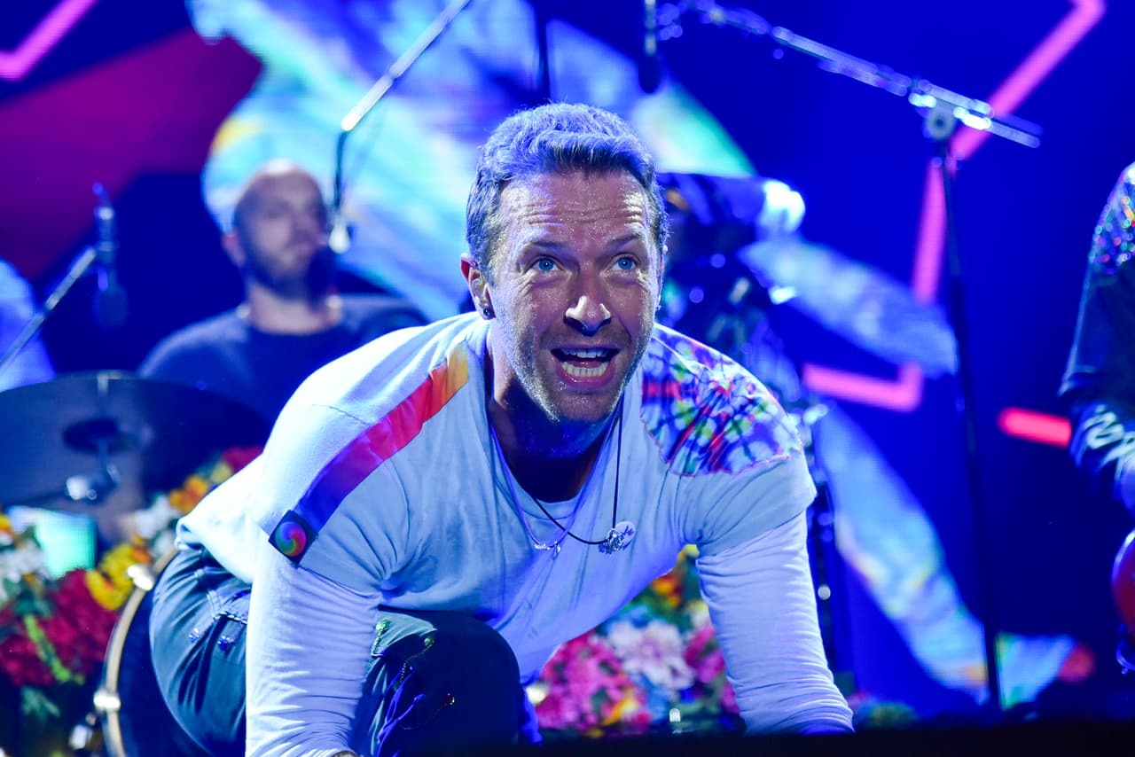 "Estaba en un internado para niños y me decían: 'definitivamente 
<b>eres gay</b>' de una forma muy agresiva, fue extraño por años para mí", admitió el músico de 42 años.
<br>