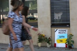 El derribo del vuelo de Malaysia y la situación en Medio Oriente hacen temer lo peor para la economía mundial, advierten analistas.