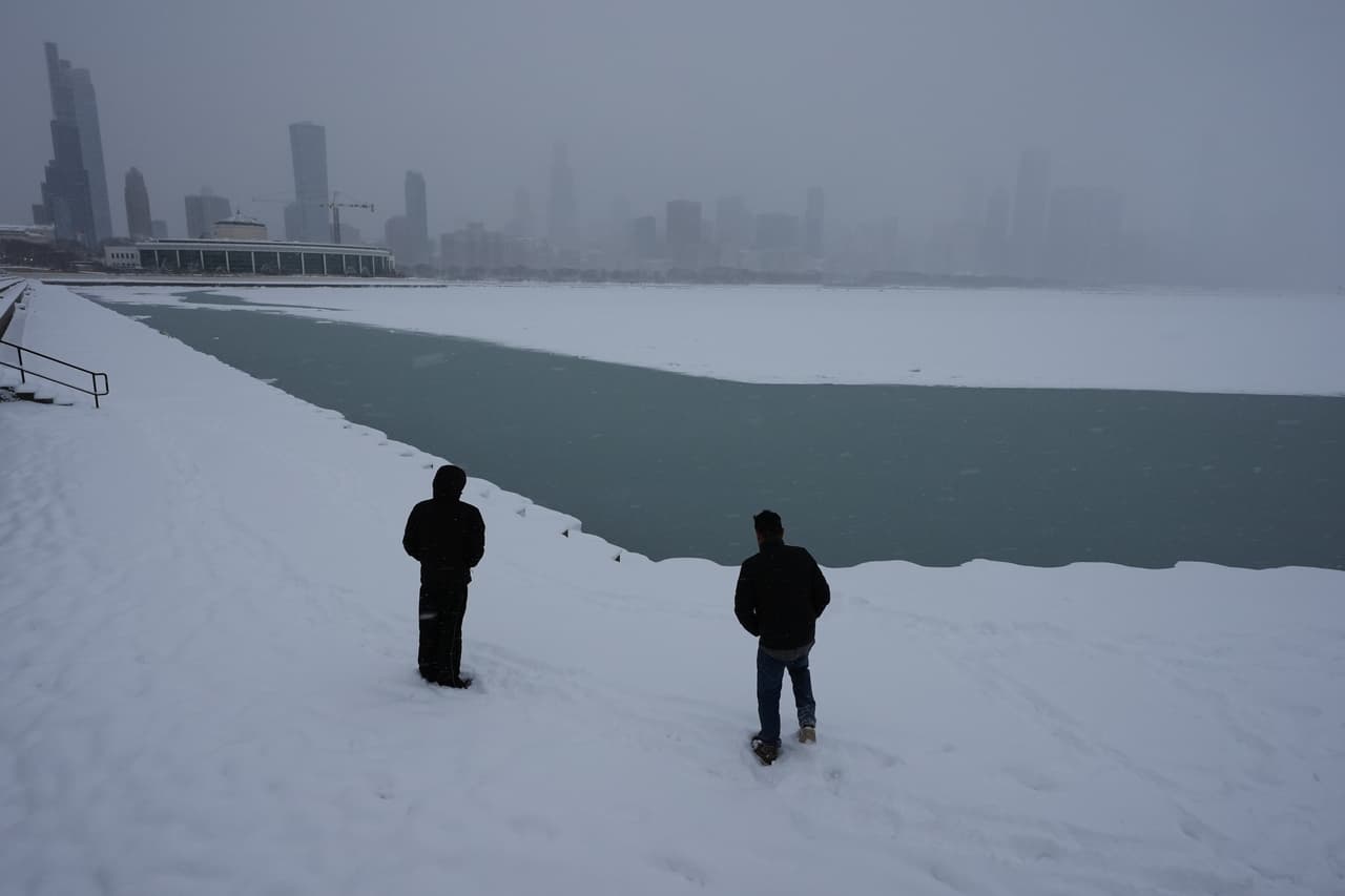 Además, las autoridades piden a la población no caminar cerca de la orilla del lago, ya que el hielo y las superficies mojadas pueden provocar resbalones y caídas.