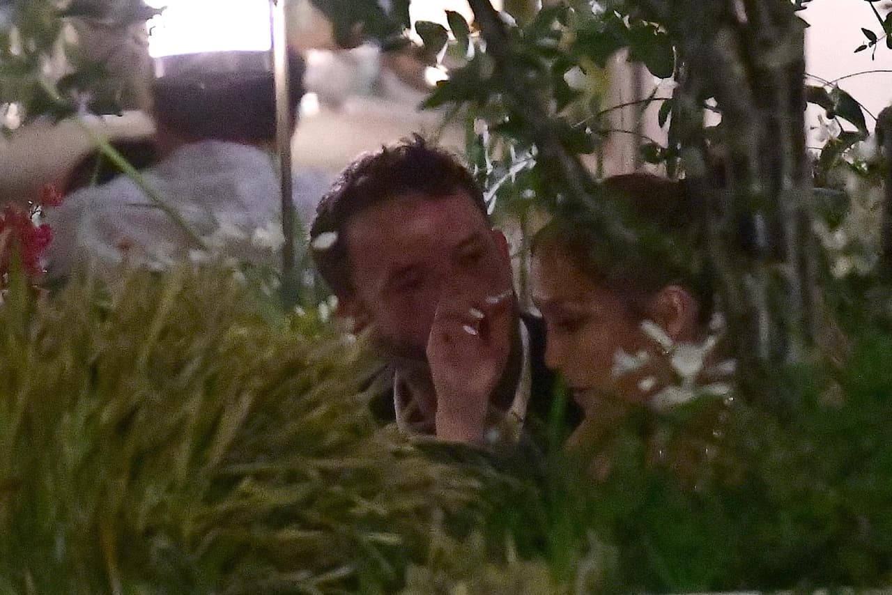 Muchos medios han asegurado que este viaje se trata de la luna de miel para el actor y la cantante. 
<br>