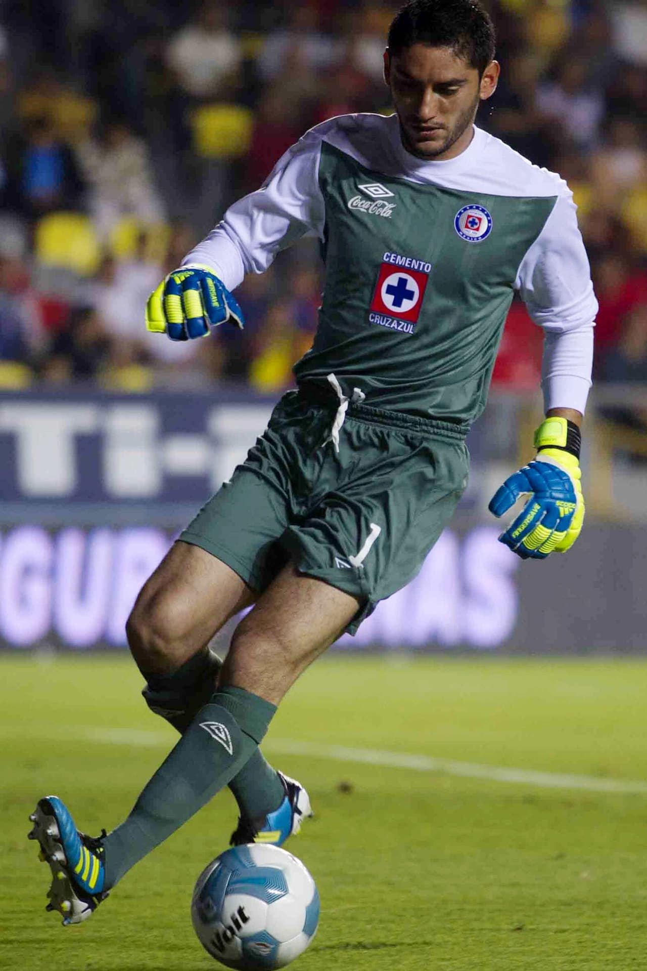 Fue un 3-0 en la vuelta en el Estadio Morelos que pasó a la historia por el cabezazo de 'Chuy' Corona al fisioterapeuta del Morelia y por la pelea a mano limpia de Christian Giménez contra un espontáneo.